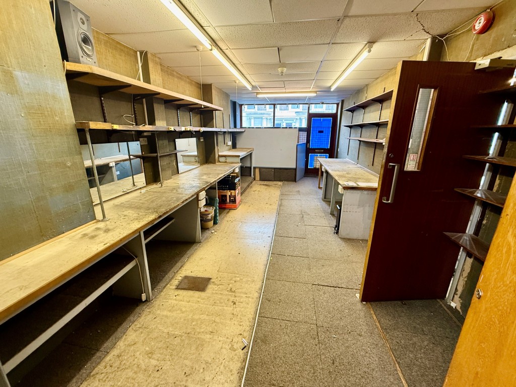 Lot: 30 - MIXED-USE DOUBLE-FRONTED BUILDING - 12 Grange Road - shop floor